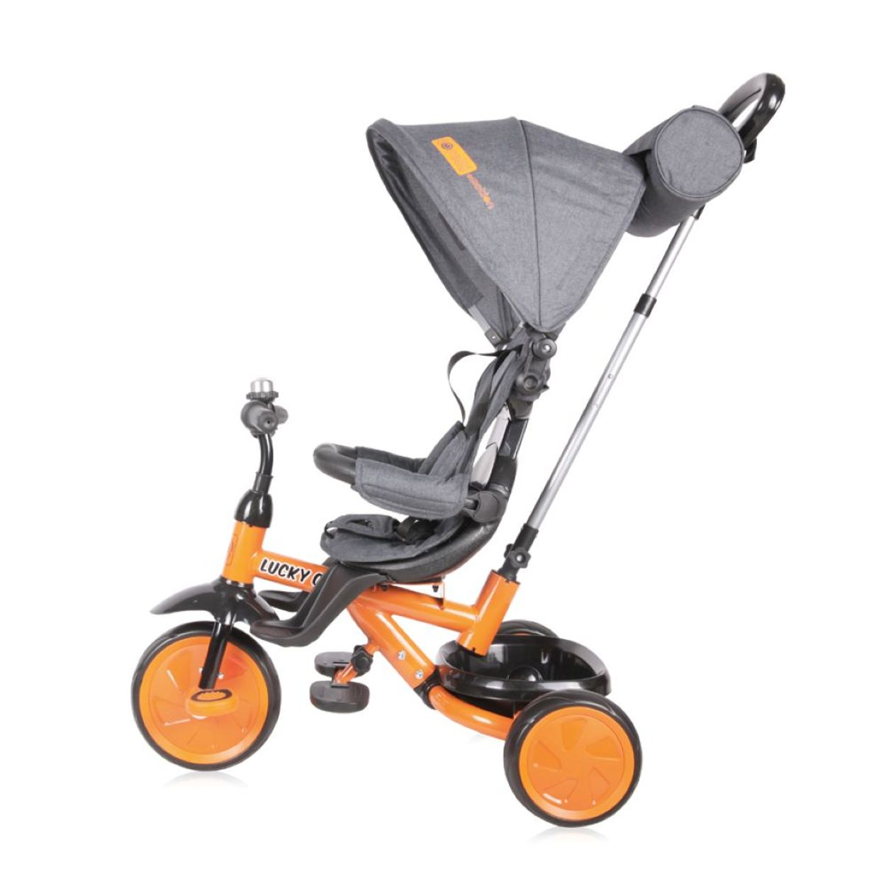Oranges und schwarzes Dreirad mit grauem Verdeck und silbernem Griff. Weißer Hintergrund.