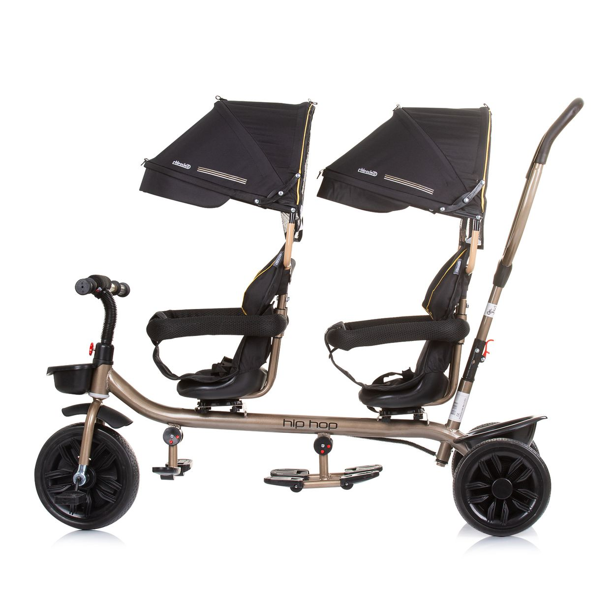 Doppelkinderwagen mit schwarzen Sonnenblenden, Sitzen und goldenem Rahmen auf Weiß.