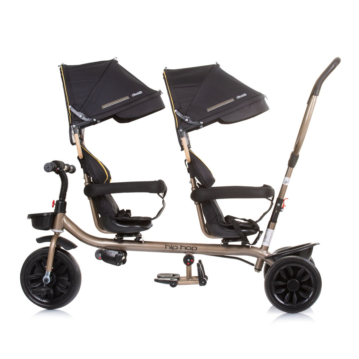 Doppel-Babywagen mit zwei Verdecken und Sitzen. Braune Farbe mit weißem Hintergrund.