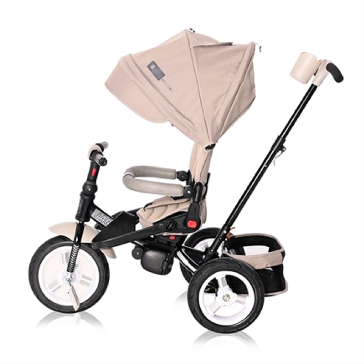 Un triciclo beige con parasol y manija para padres, sobre un fondo blanco.