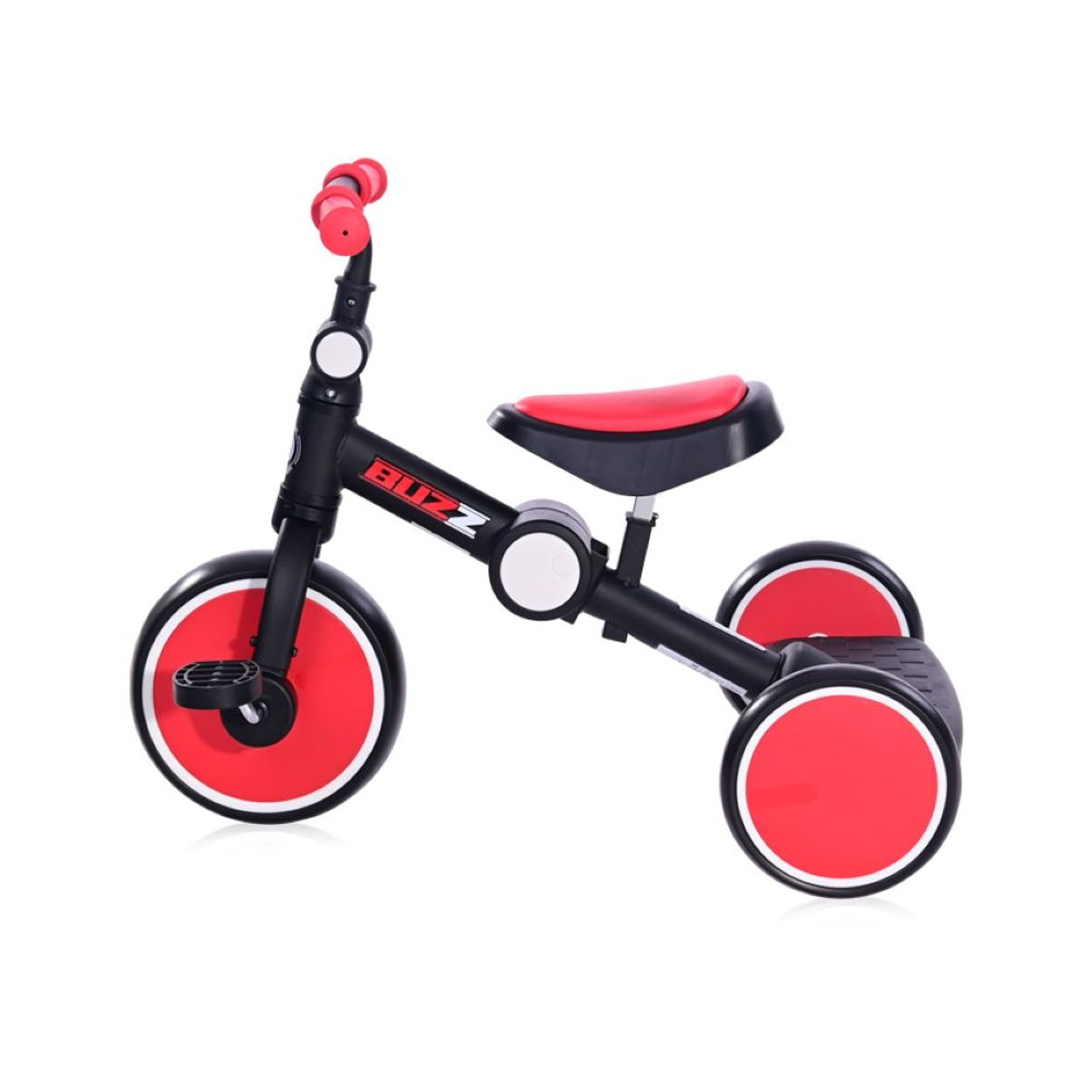 Triciclo negro y rojo con asiento y pedales rojos.
