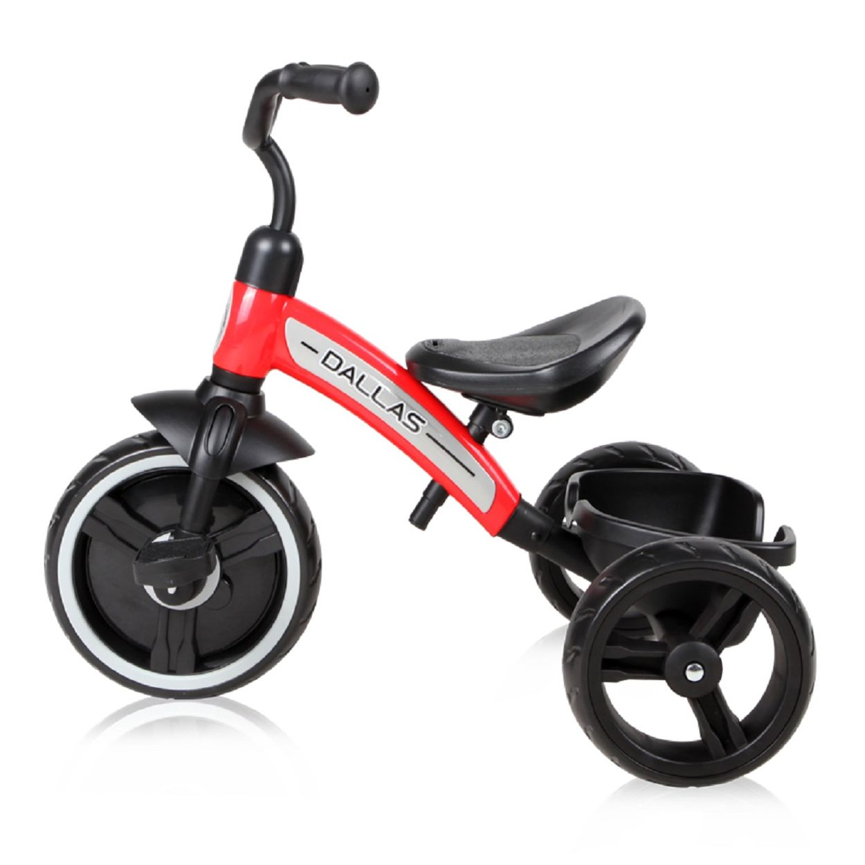 Un triciclo rojo con ruedas negras y un asiento negro, sobre un fondo blanco.
