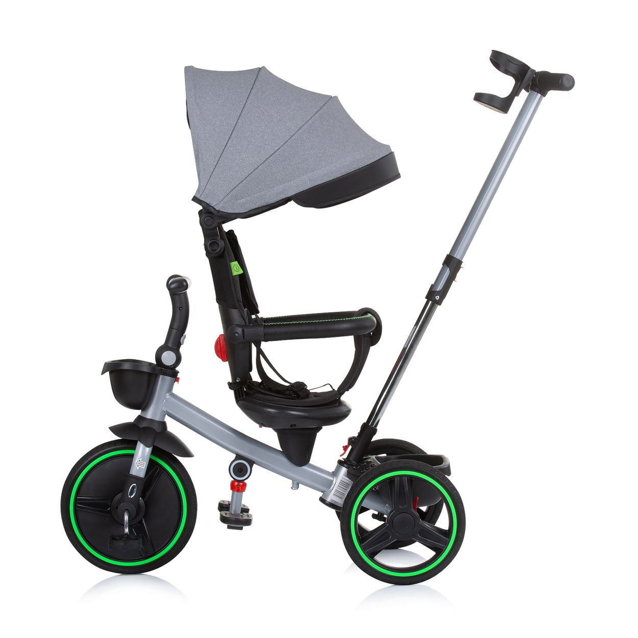 Triciclo gris con capota. Tiene acentos verdes en las ruedas y un asa para el padre.