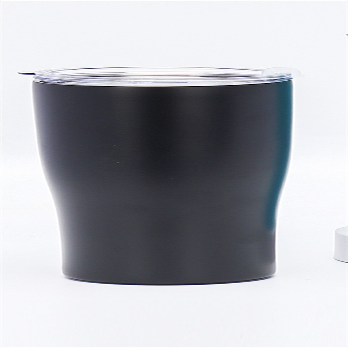 Schwarzer Isolierbecher mit transparentem Deckel. Der Hintergrund ist weiß. Der Becher ist schlank und hoch.