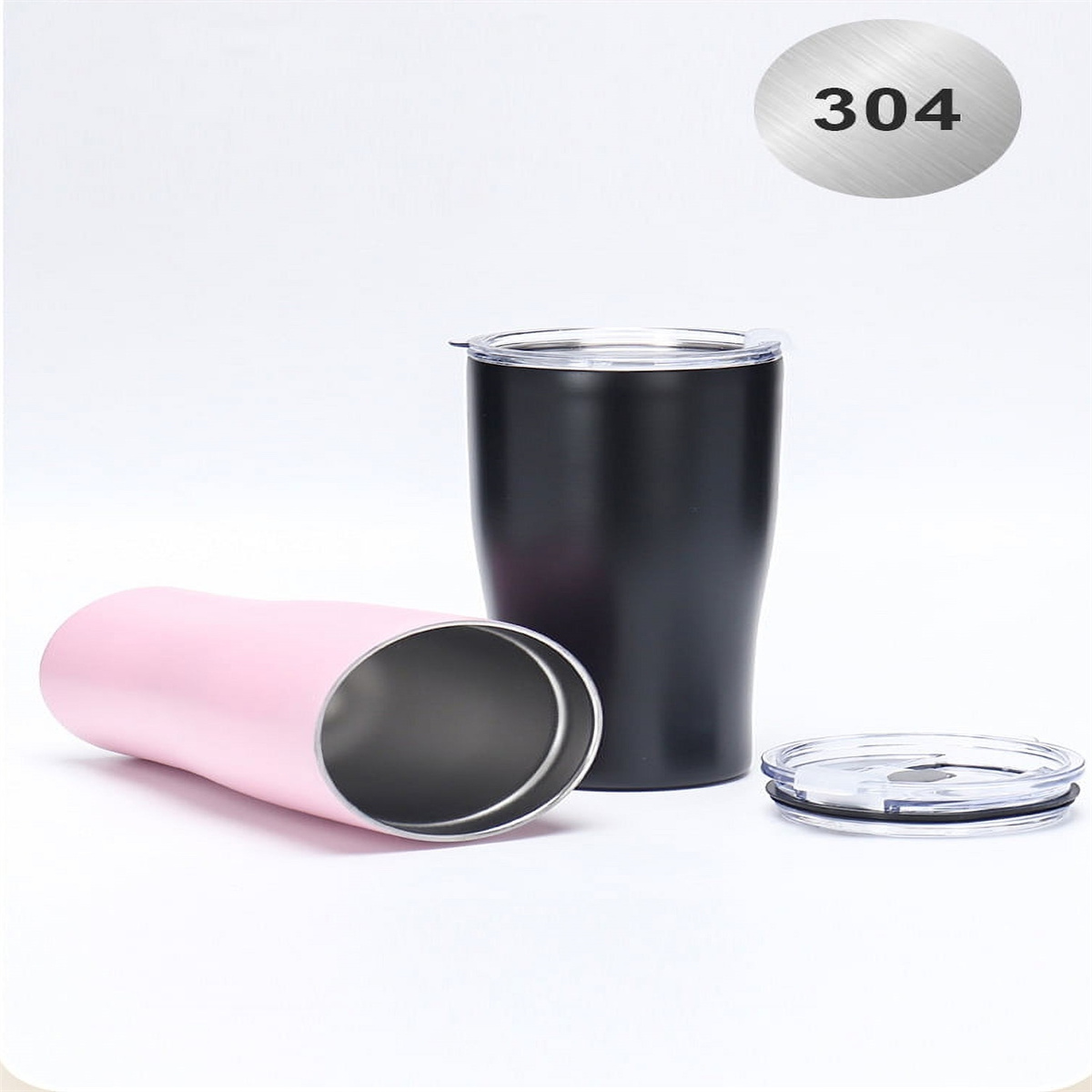 Zwei isolierte Becher, einer schwarz und einer rosa, mit einem Deckel an der Seite. Weißer Hintergrund.