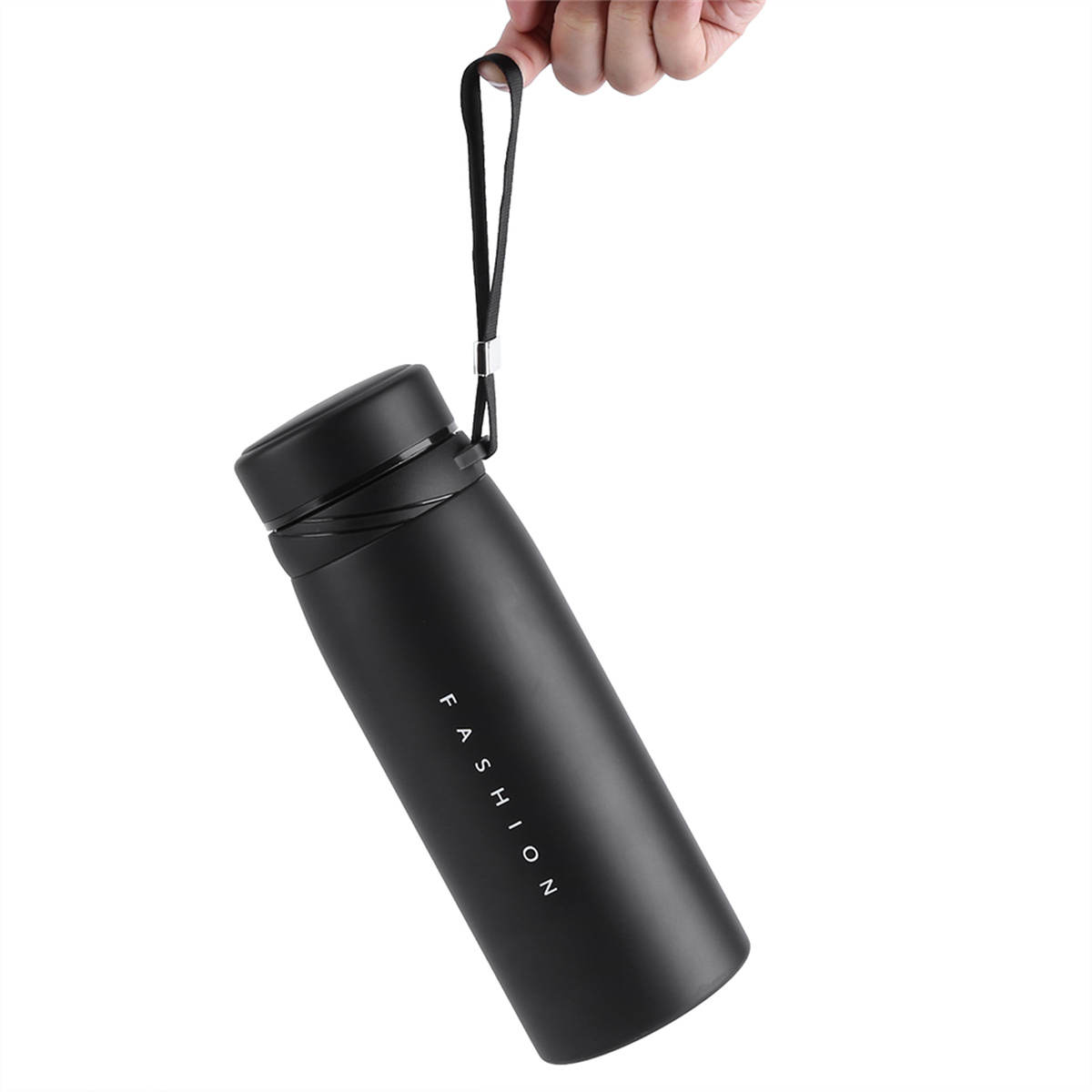 Eine schwarze isolierte Wasserflasche, gehalten von einer Hand. Das Wort „FASHION“ ist weiß gedruckt.
