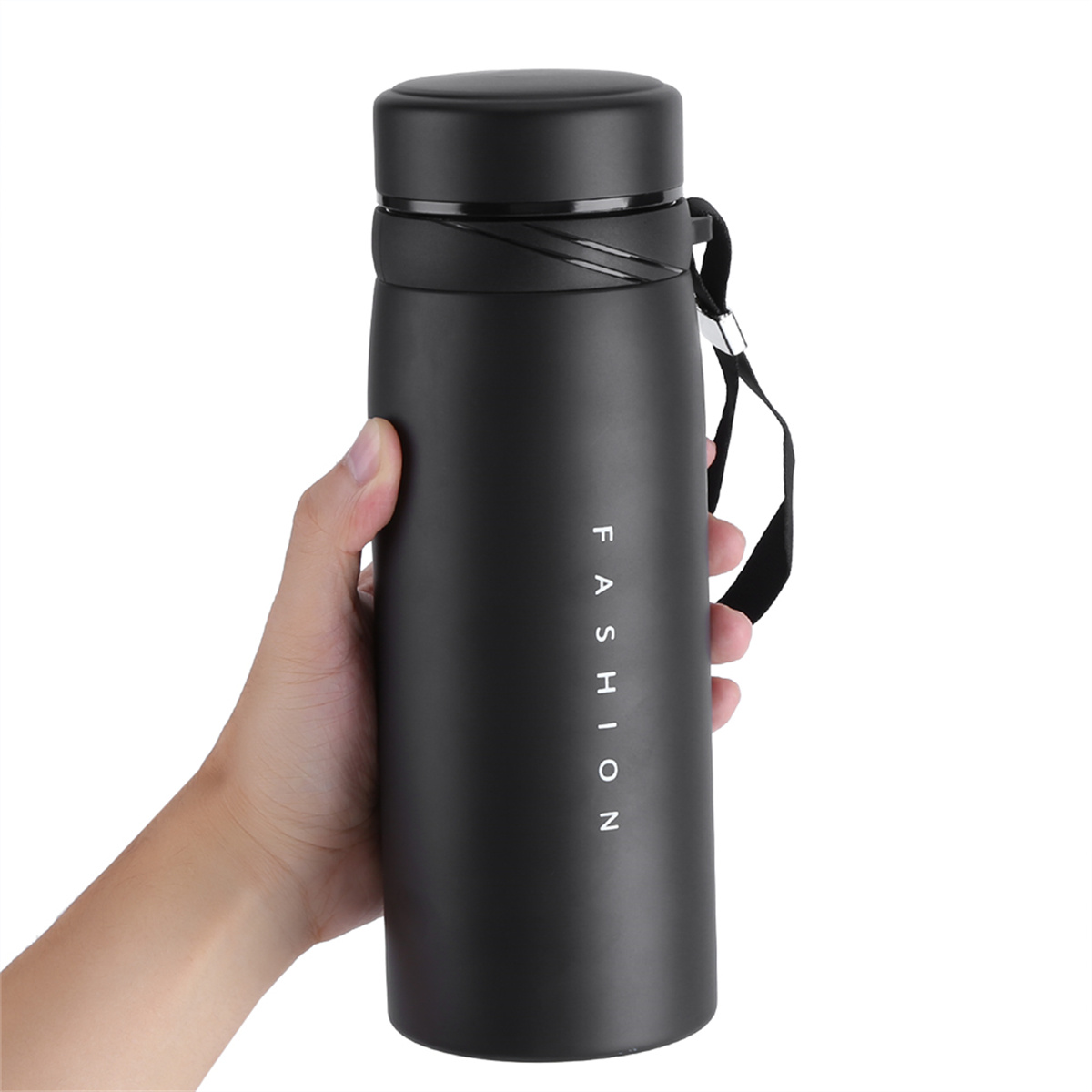 Eine Person hält eine schwarze Wasserflasche mit dem weißen Aufdruck „FASHION“.
