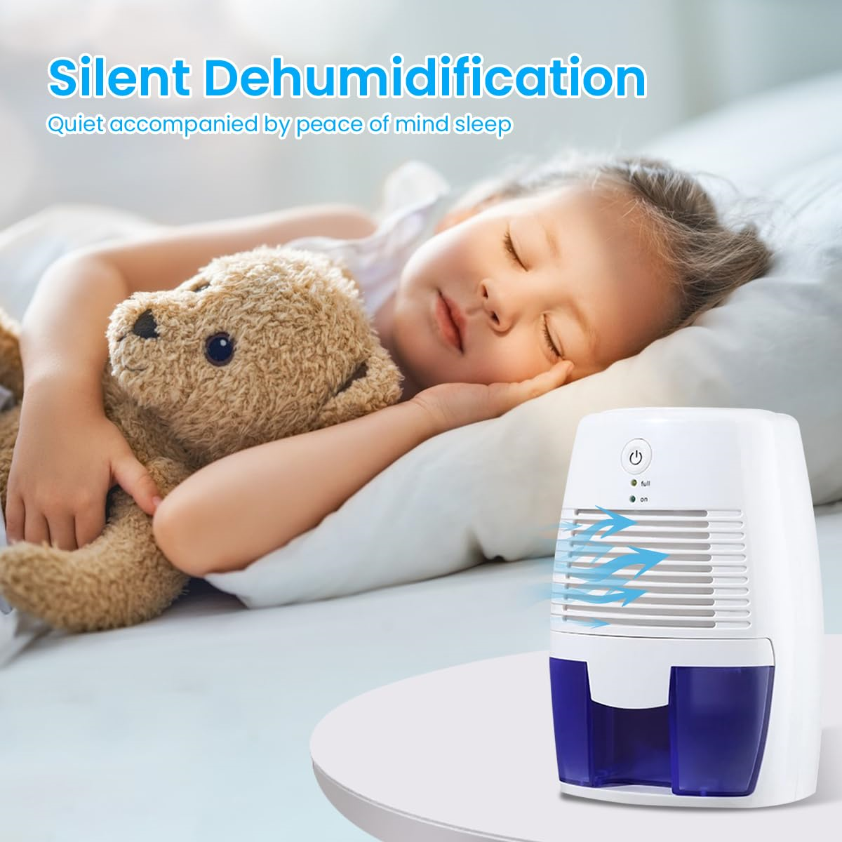 Ein schlafendes Kind mit einem Teddybären neben einem weißen und blauen Luftentfeuchter.