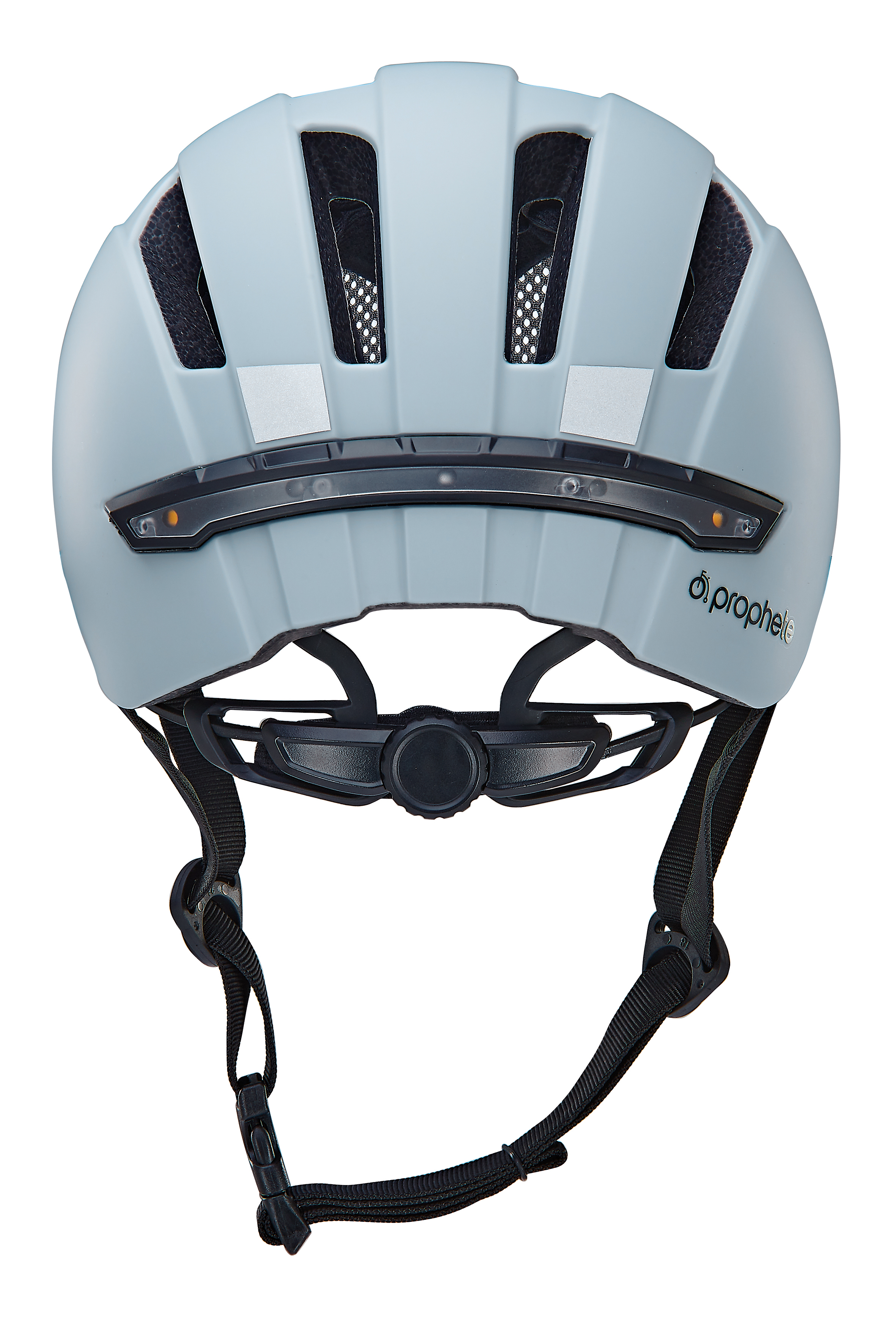 Ein hellblauer Fahrradhelm. Der Helm wird von hinten betrachtet. Weißer Hintergrund.