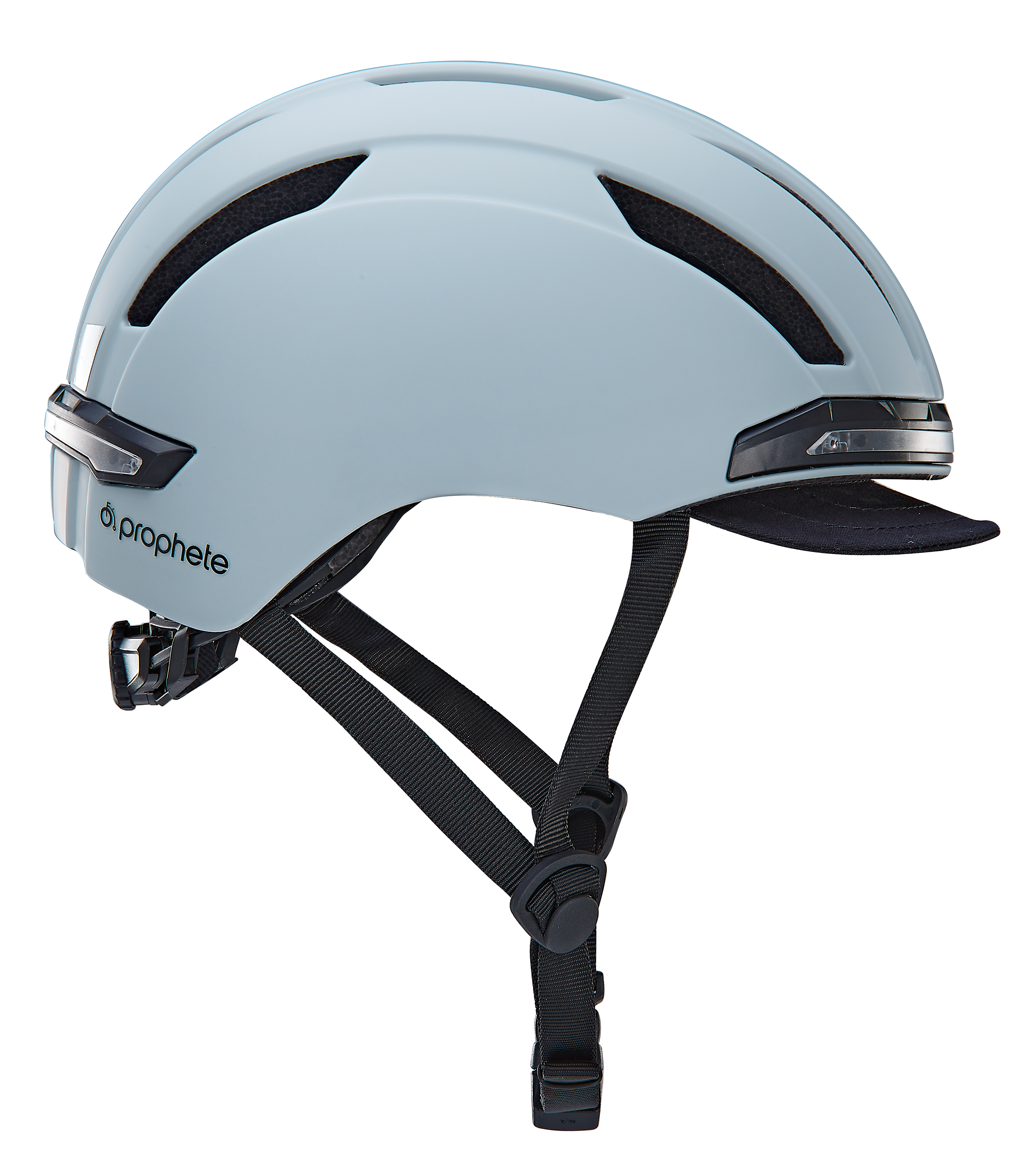 Ein hellblauer Fahrradhelm mit Visier und Belüftungsöffnungen. Er hat einen schwarzen Riemen und ein Logo an der Seite.