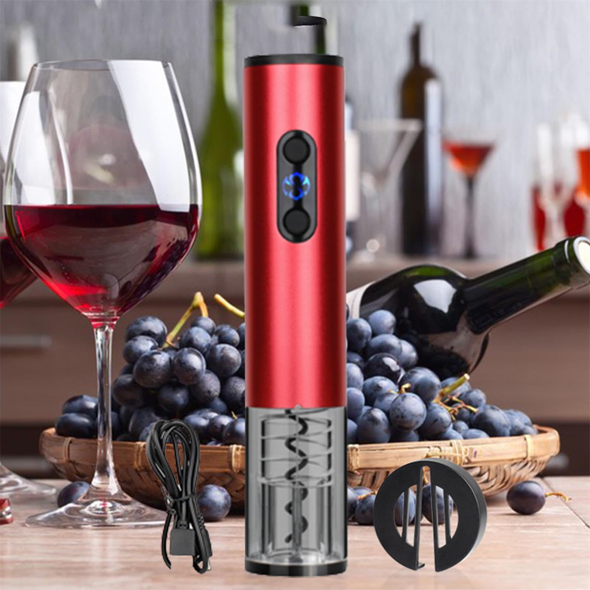 Ein roter elektrischer Weinöffner mit schwarzem Kabel und eine Weinflasche. Trauben und Weingläser sind ebenfalls vorhanden.