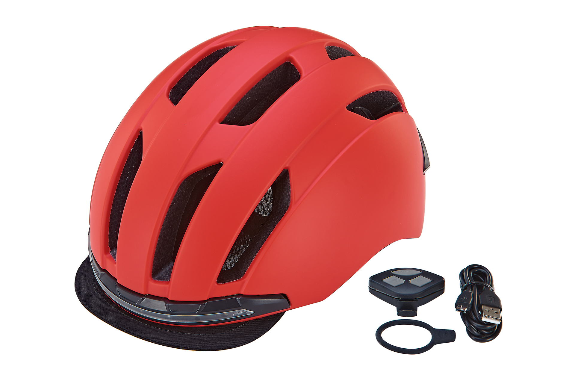 Roter Fahrradhelm mit Zubehör auf weißem Hintergrund.