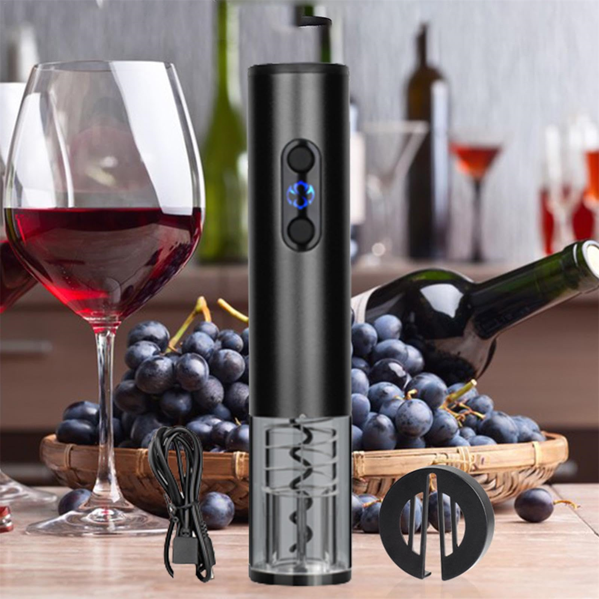 Schwarzer elektrischer Weinöffner mit Weingläsern, Trauben und einer Weinflasche im Hintergrund.