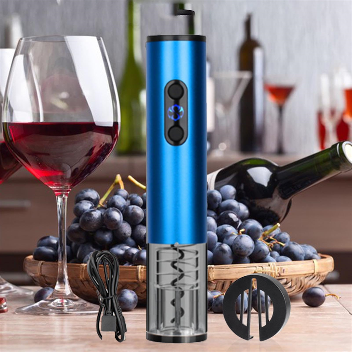 Blauer elektrischer Weinöffner mit Zubehör, Trauben und Weingläsern.