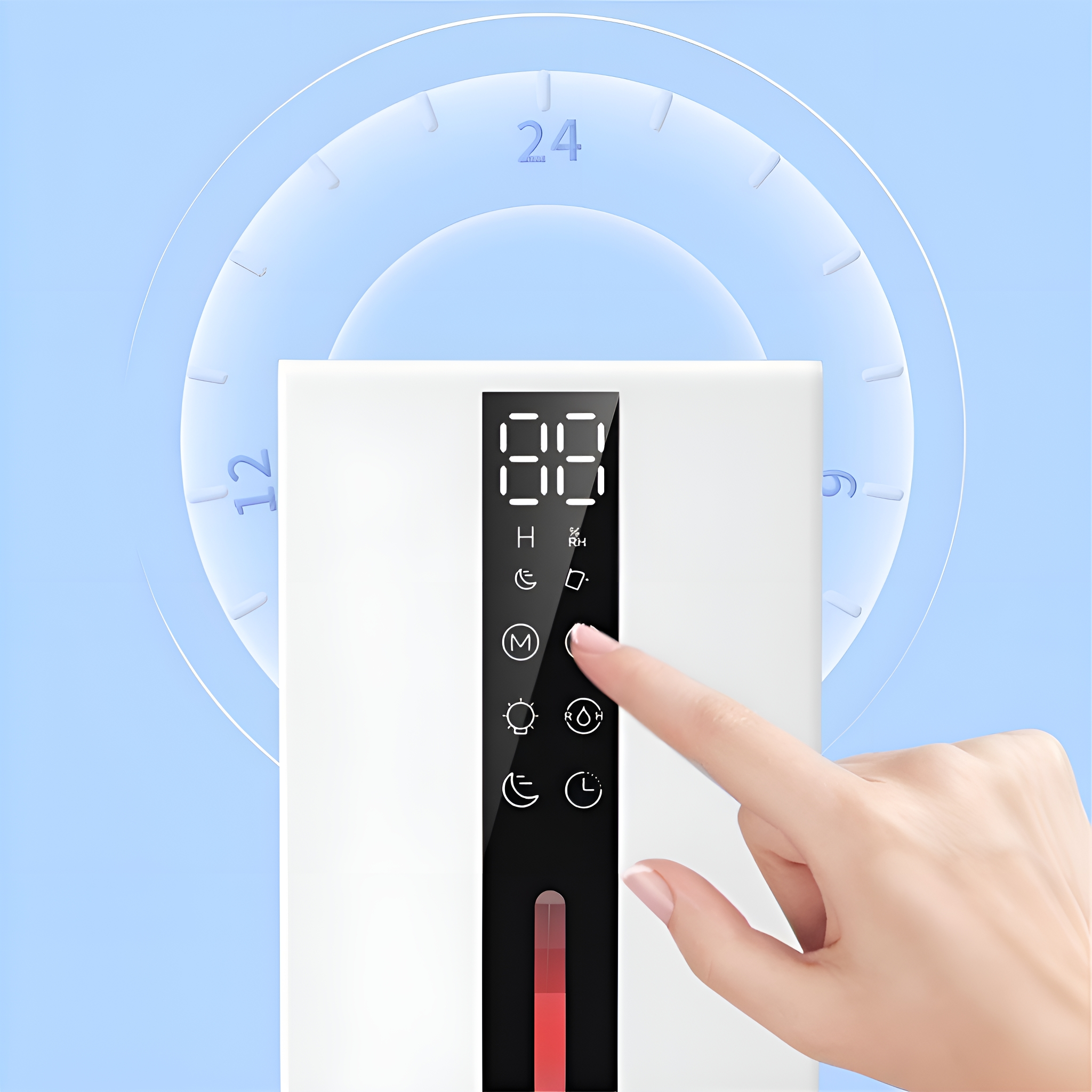 Ein weißes Gerät mit Digitalanzeige, eine Hand berührt eine Taste, mit einer Uhrgrafik im Hintergrund.
