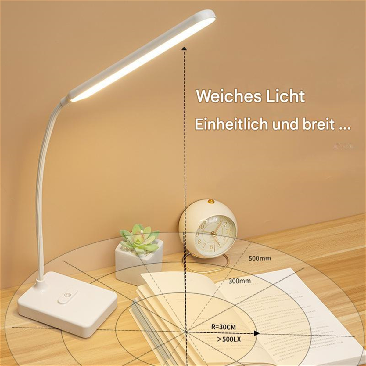 Eine weiße Schreibtischlampe mit Schreibtisch und Uhr wird gezeigt.