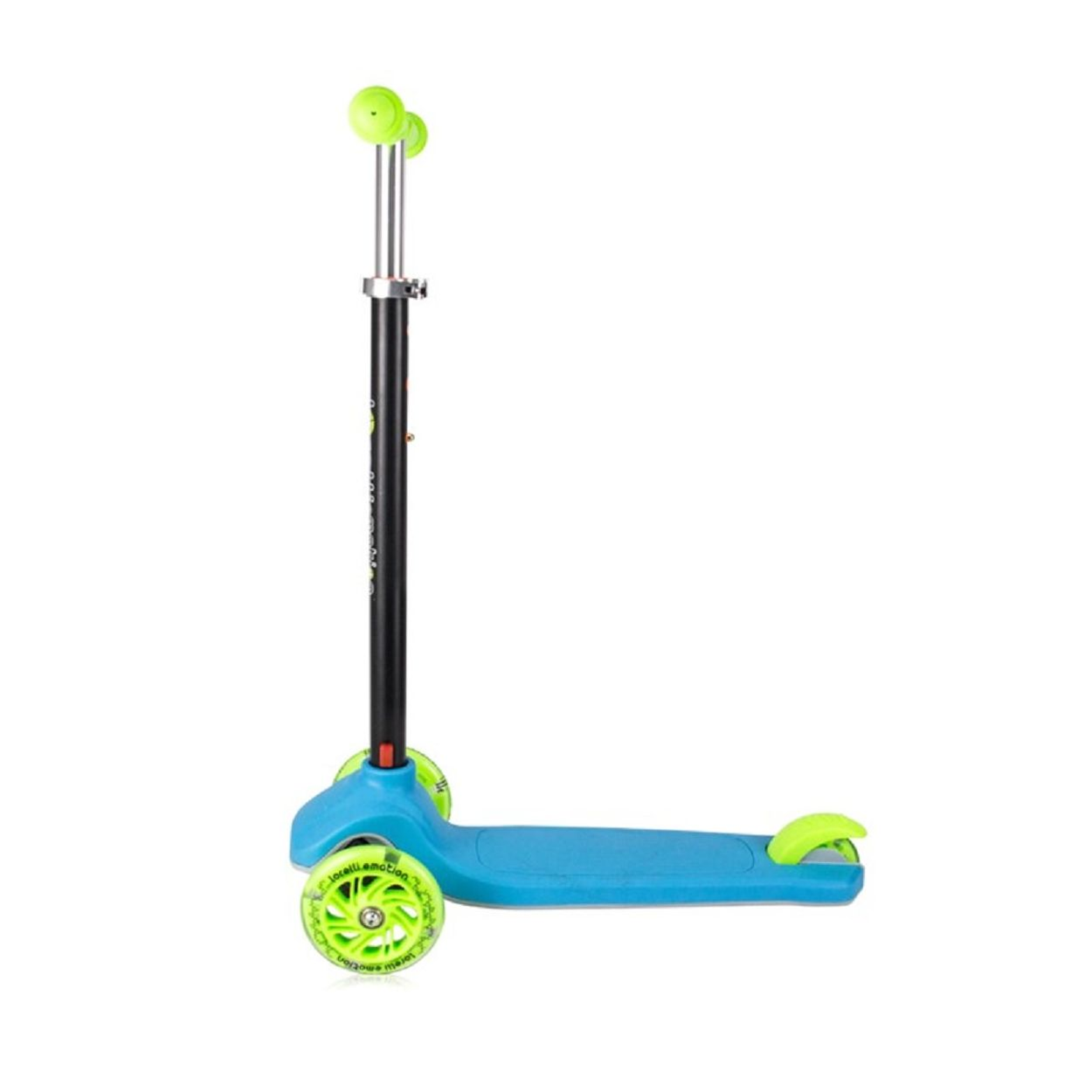 Ein blauer Roller mit grünen Rädern und einem schwarzen Lenker. Der Roller steht vor weißem Hintergrund.