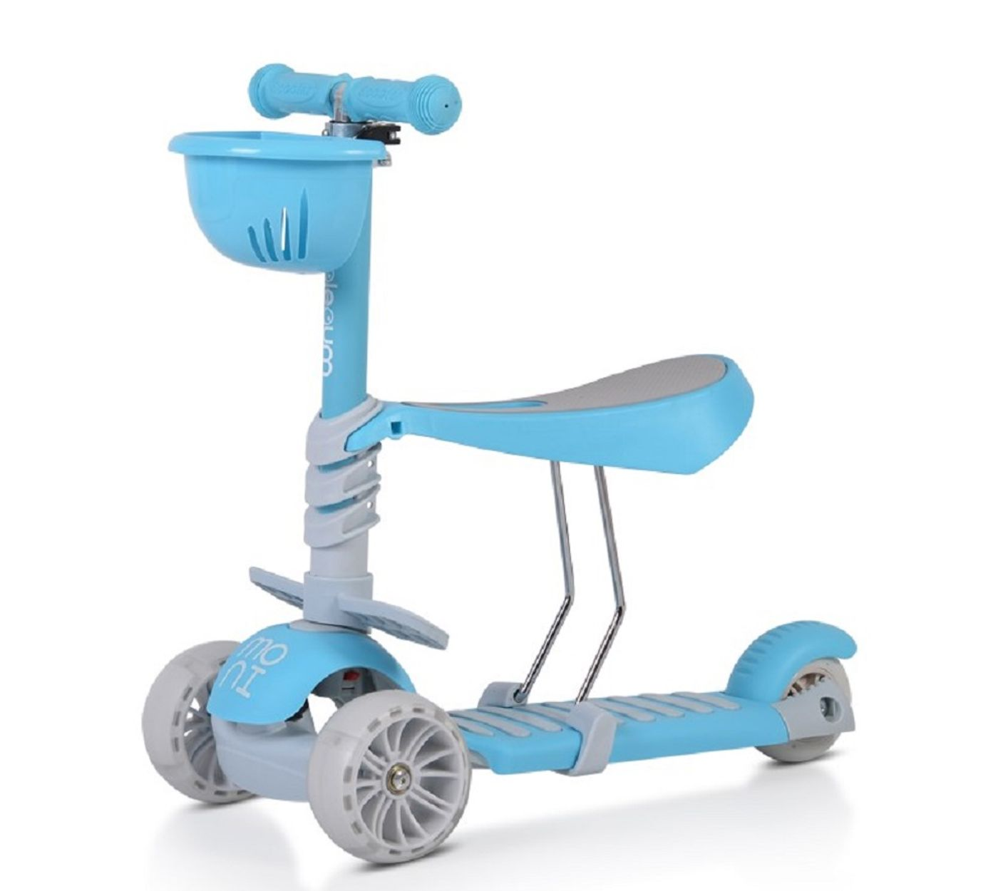 Ein blauer Roller mit Korb und Sitz, isoliert auf weißem Hintergrund.