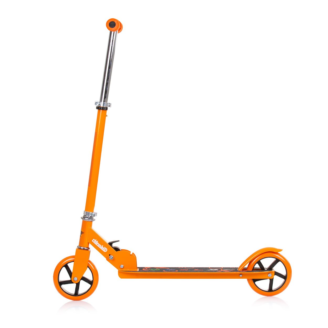 Scooter naranja sobre blanco. Tiene ruedas negras y un manillar plateado.