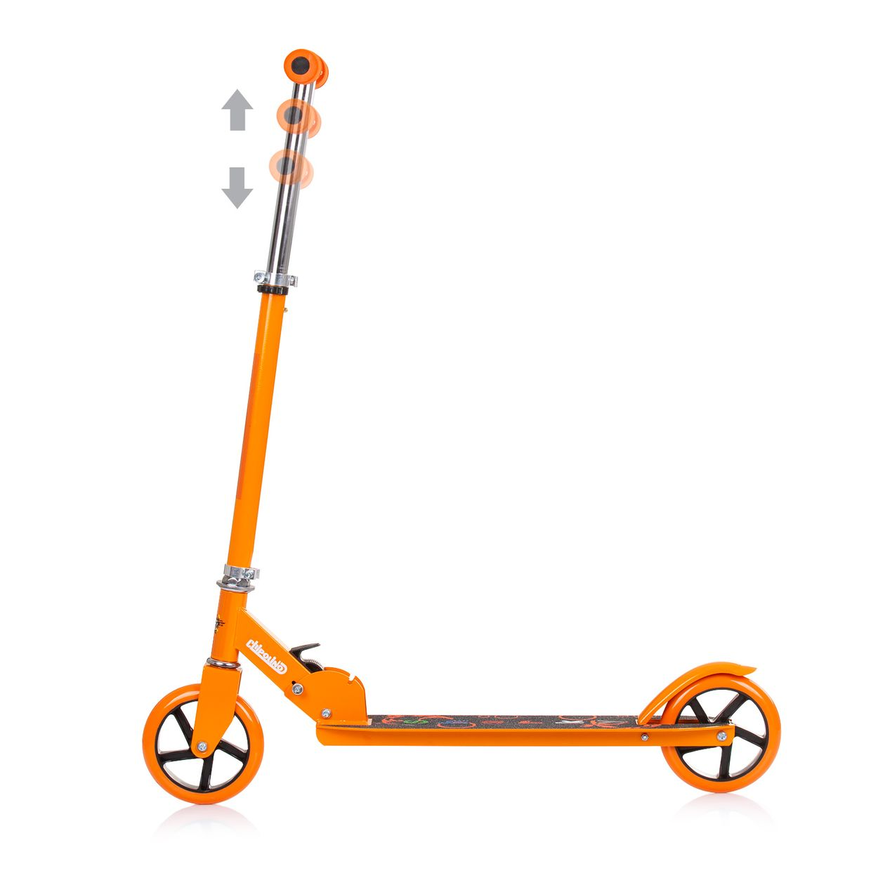 Un patinete naranja con ruedas negras. El manillar se ajusta hacia arriba y hacia abajo. La plataforma tiene un diseño.