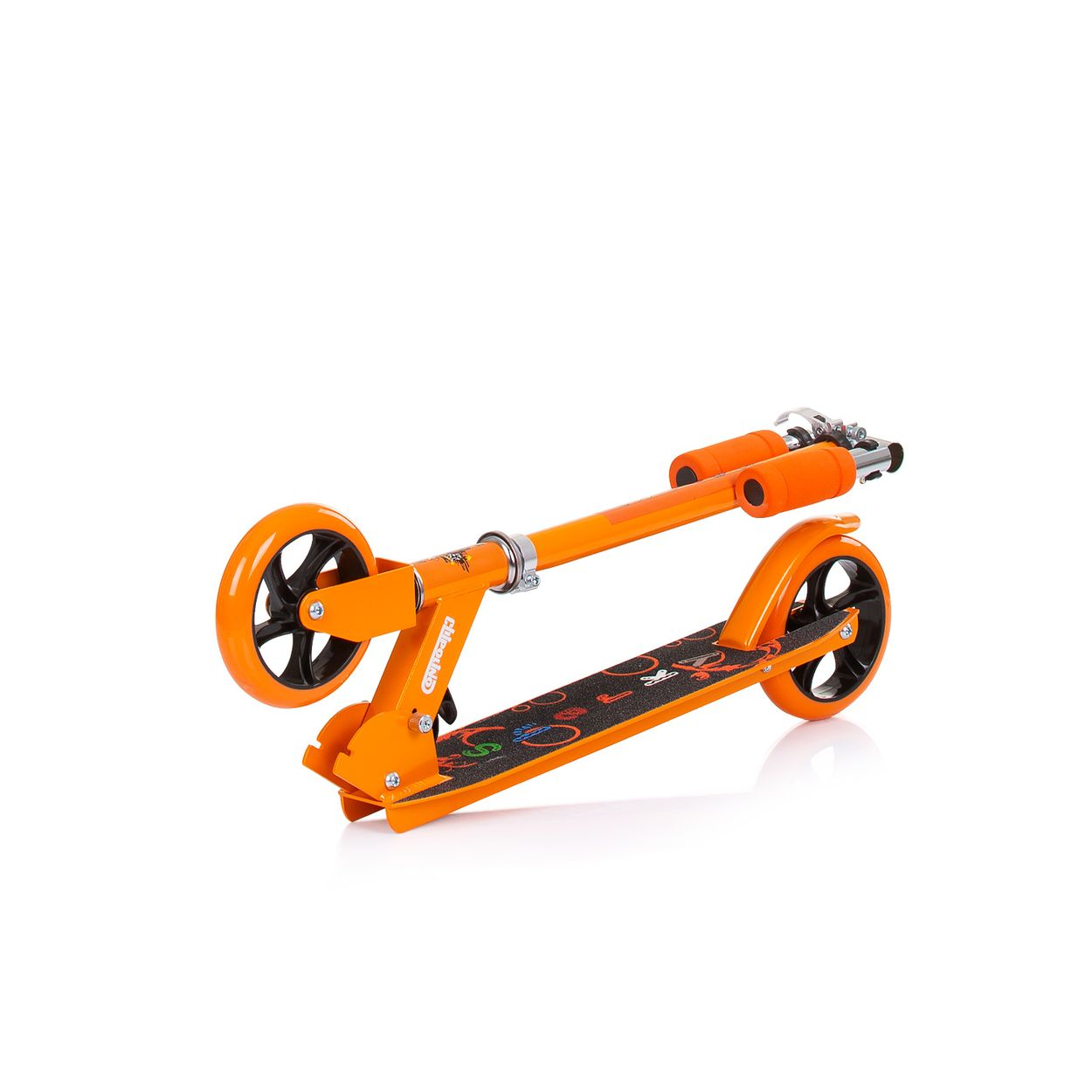 Patinete naranja plegado sobre una superficie blanca. El patinete tiene ruedas negras.
