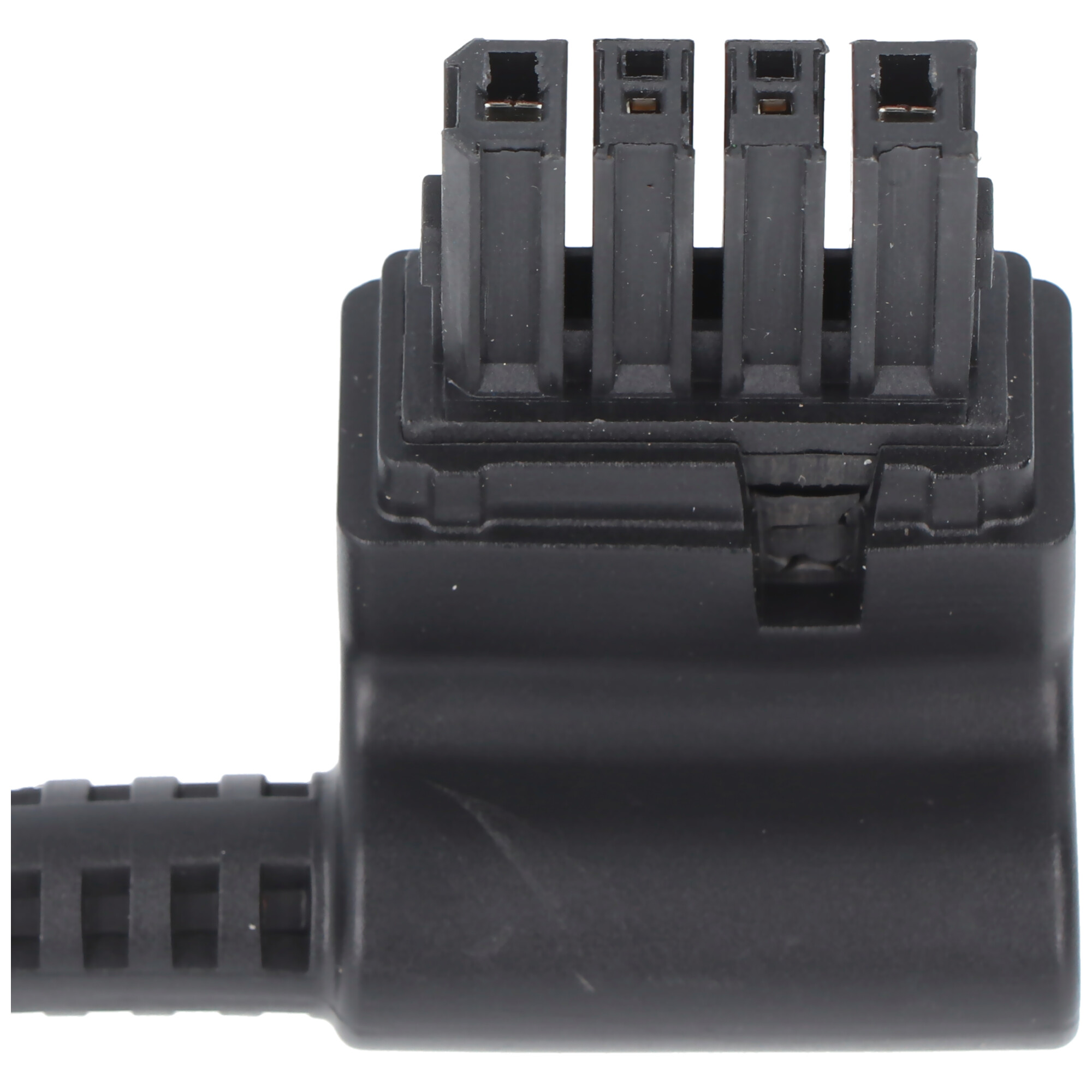 Zwarte driepins stekkerconnector met een haakse hoek. De achtergrond is wit.