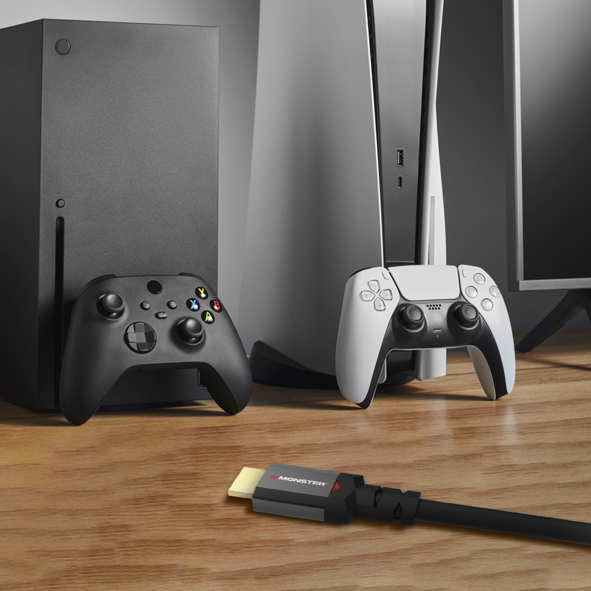 Xbox Series X nera e PS5 con controller e cavo HDMI su una superficie di legno.