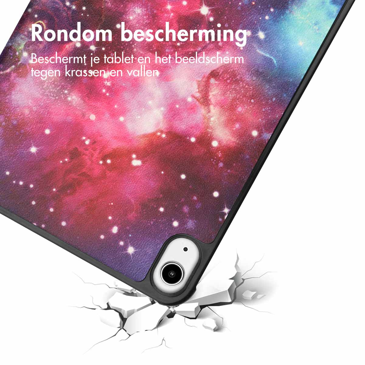 Een tabletcase met een galaxy-print. Het is zwart en gebarsten aan de onderkant.