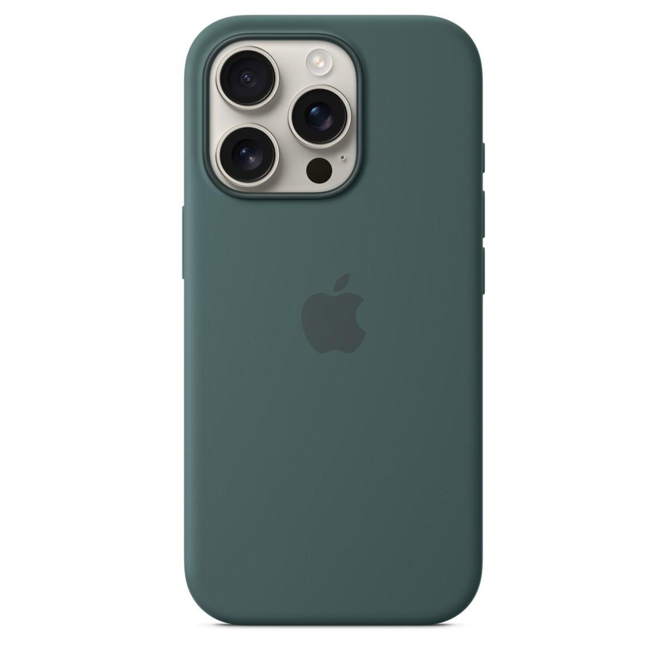 Custodia per iPhone verde scuro con tre lenti della fotocamera e logo Apple visibile.