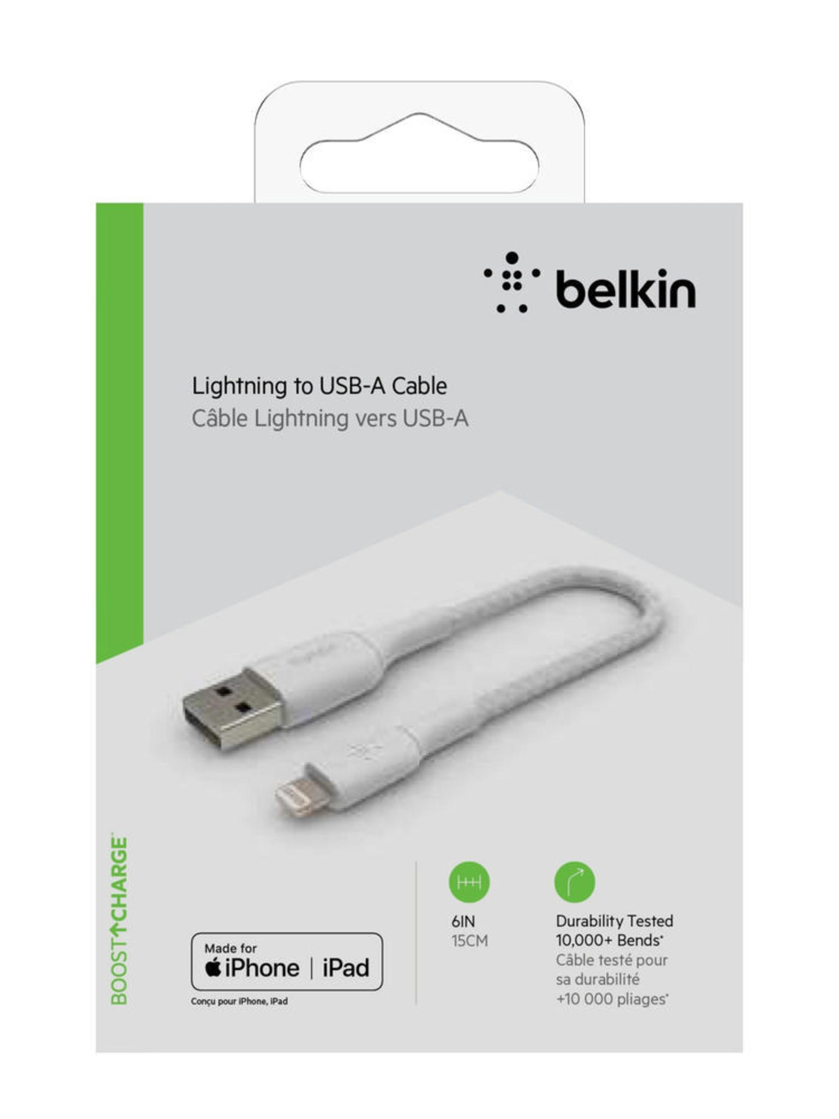 Un câble blanc Belkin Lightning vers USB-A, avec un emballage montrant le câble, le logo et le texte.