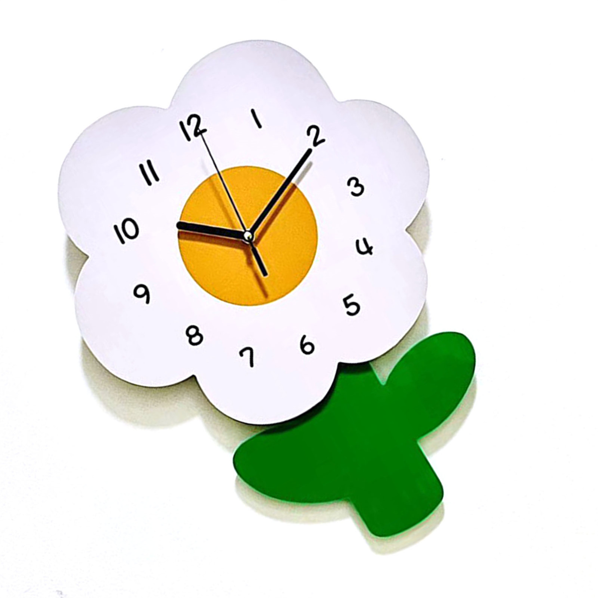 Blumenförmige Uhr mit weißen Blütenblättern und gelber Mitte. Ein grünes Blatt ist unten. Weißer Hintergrund.