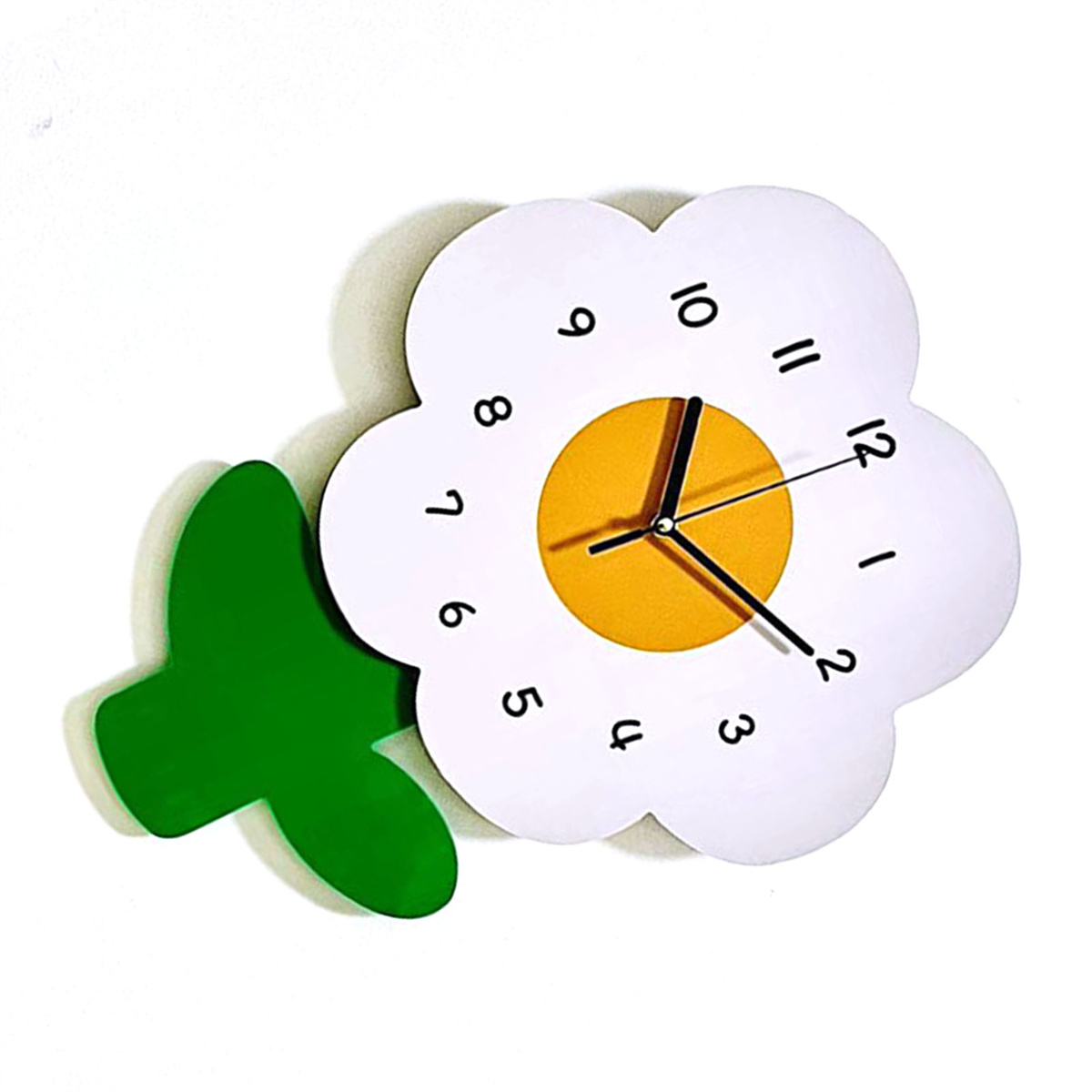 Gänseblümchenförmige Wanduhr mit gelbem Zentrum und schwarzen Zeigern.