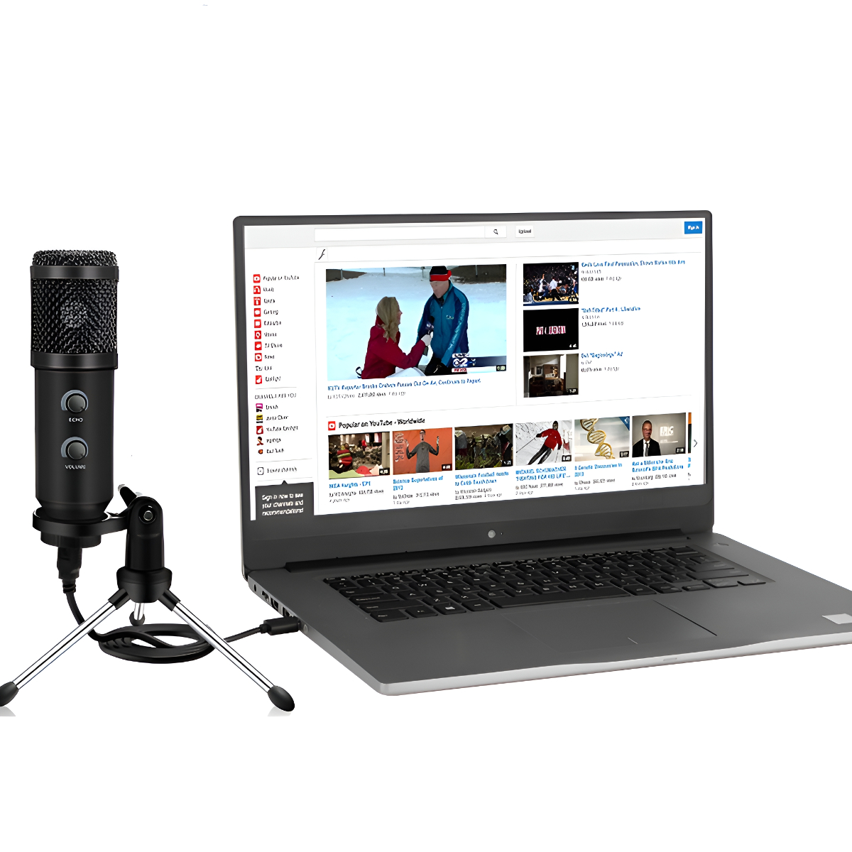 Ein schwarzes Mikrofon auf einem Ständer neben einem Laptop, der eine Videoanrufschnittstelle anzeigt.