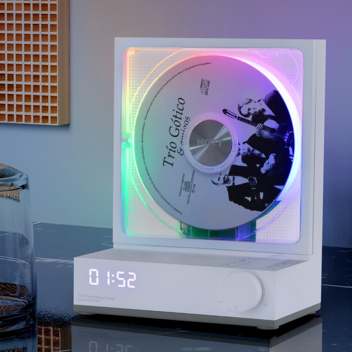 Weißer CD-Player mit einer CD darin. Das Display zeigt 01:52. Die CD zeigt drei Männer.