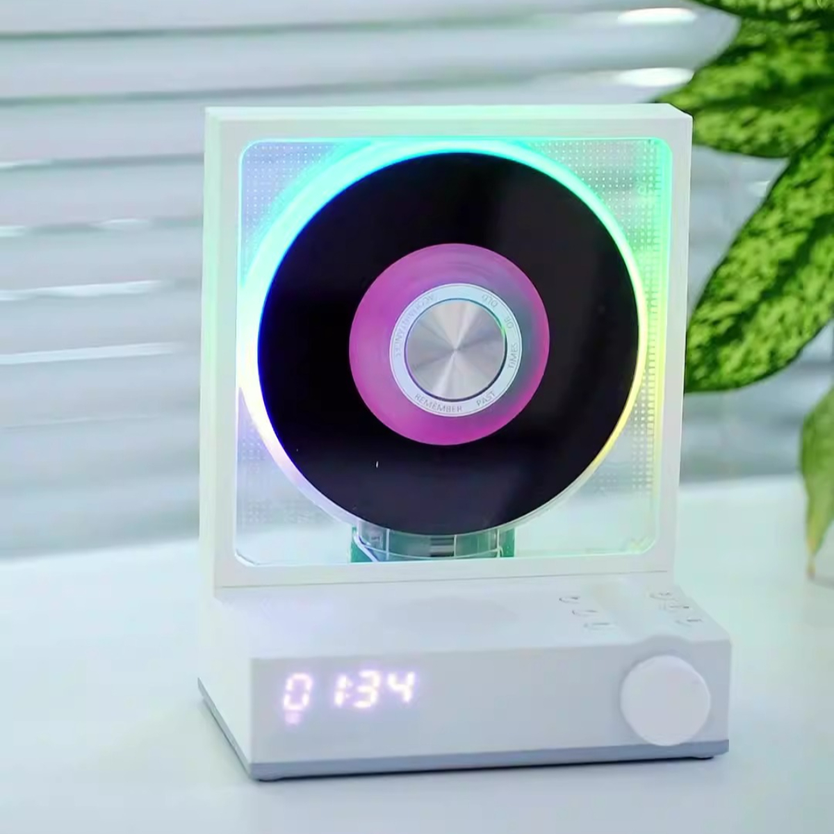 Weißer Lautsprecher mit Schallplatte, umgeben von Lichtern und Digitaluhr.