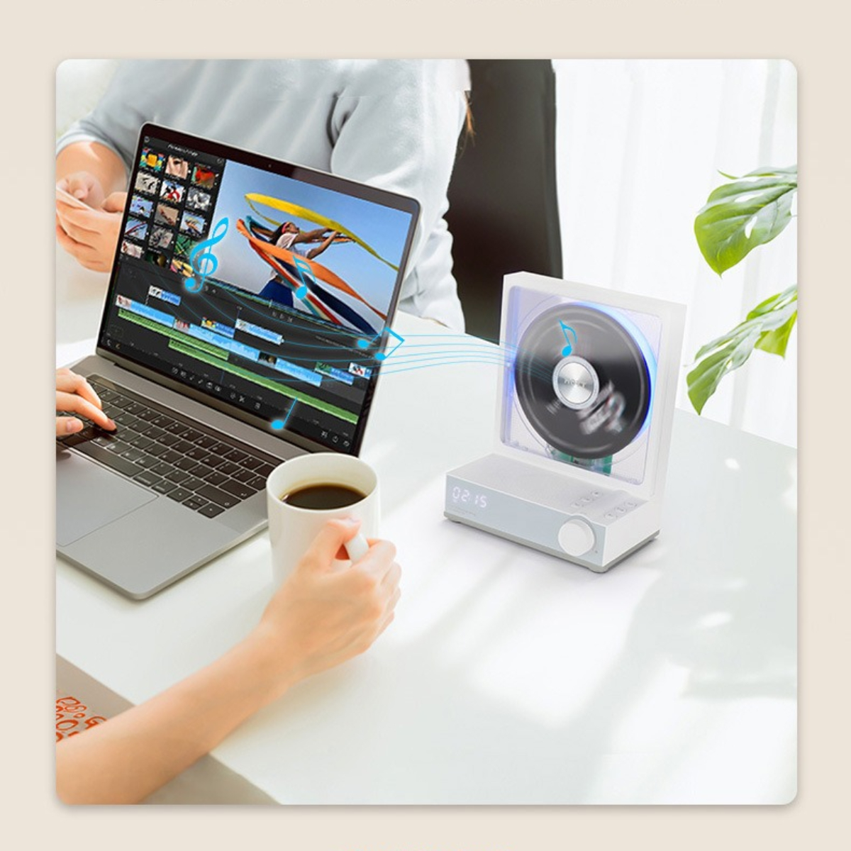 Eine Person bearbeitet ein Video auf einem Laptop, während eine andere Person in der Nähe eines Lautsprechers sitzt.