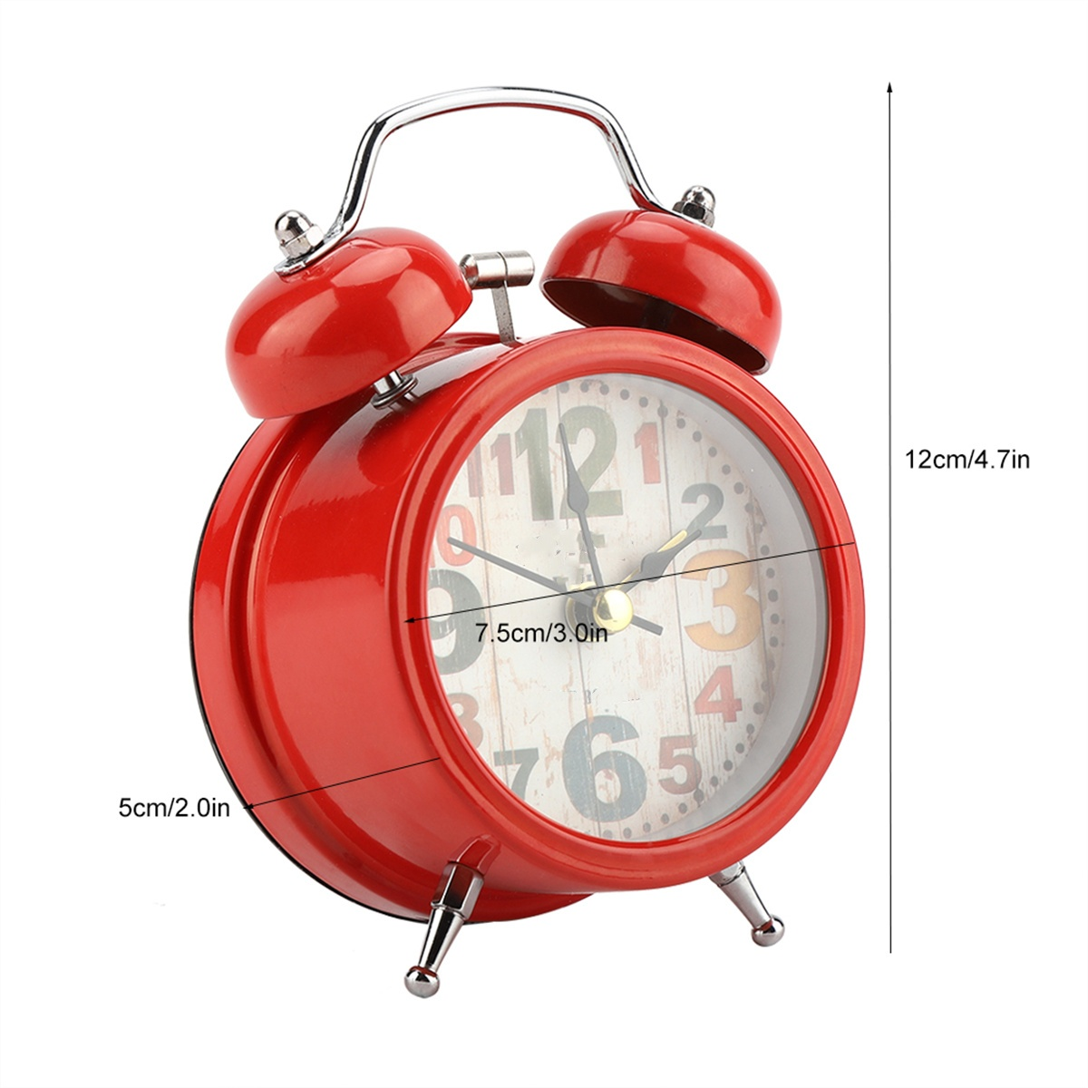 Roter Wecker. Er hat ein weißes Zifferblatt mit schwarzen Zahlen. Die Uhr hat zwei Glocken und Beine.