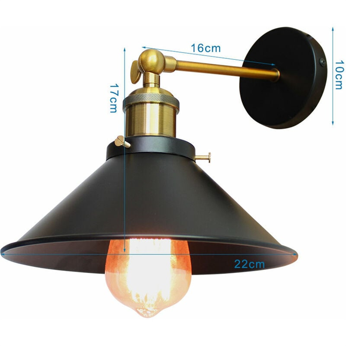 Schwarze und Messing Wandleuchte. Sie hat einen schwarzen Schirm und eine Edison-Glühbirne. Abmessungen sind markiert.