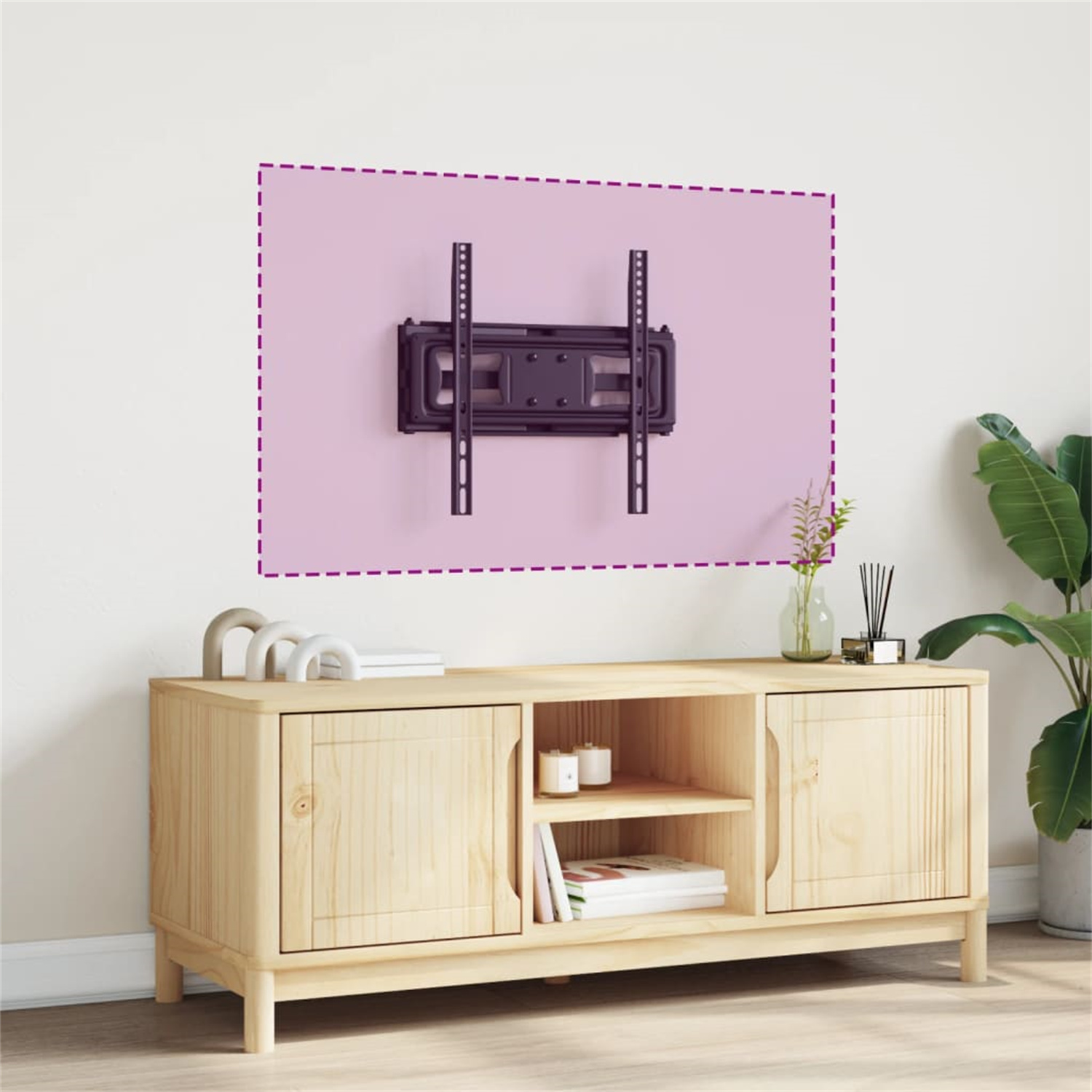TV-Halterung an einer rosa Wand, über einem Holzschrank mit Pflanzen und Dekoration davor.
