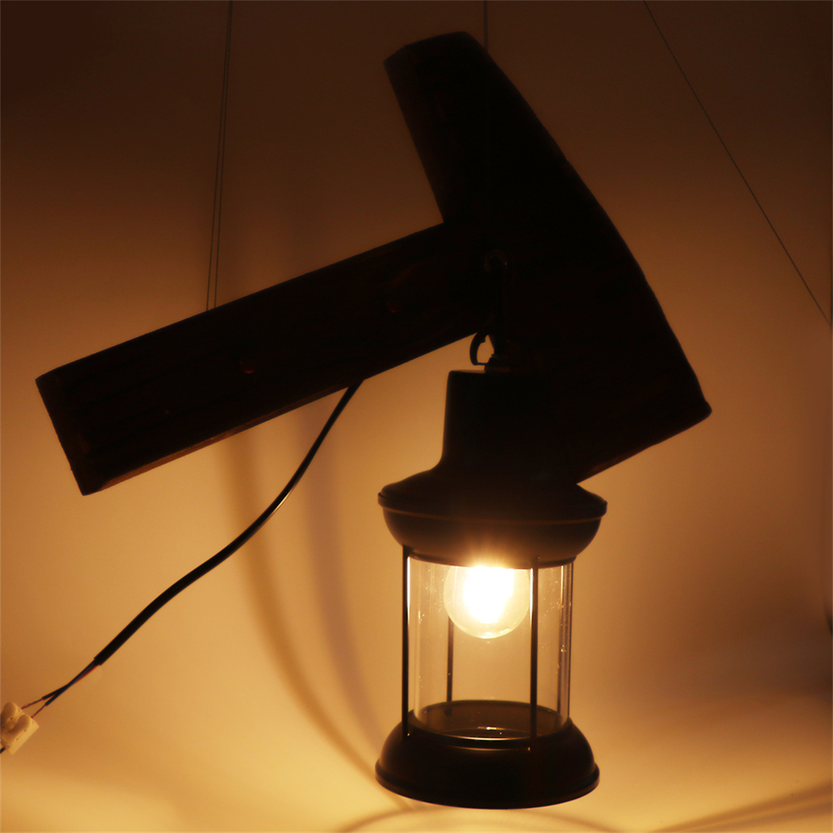 Silhouette einer dunklen Lampe. Sie hat eine Laternen-Lichtquelle.
