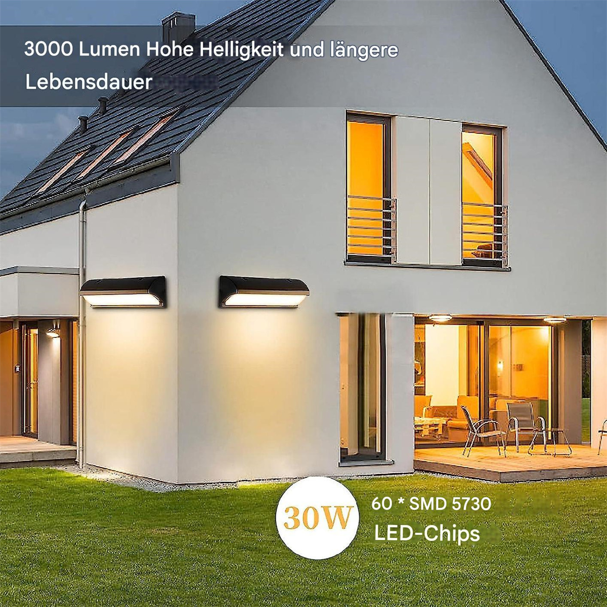 Ein modernes Haus mit zwei Wandleuchten und einer Rasenfläche. Text auf Deutsch.