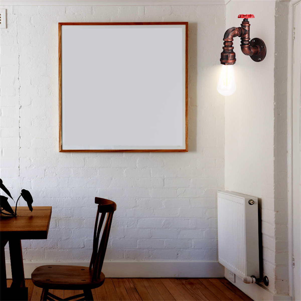 Eine Wand mit einer wasserhahnförmigen Leuchte und einem gerahmten Bild. Ein Holzstuhl und Tisch sind zu sehen.