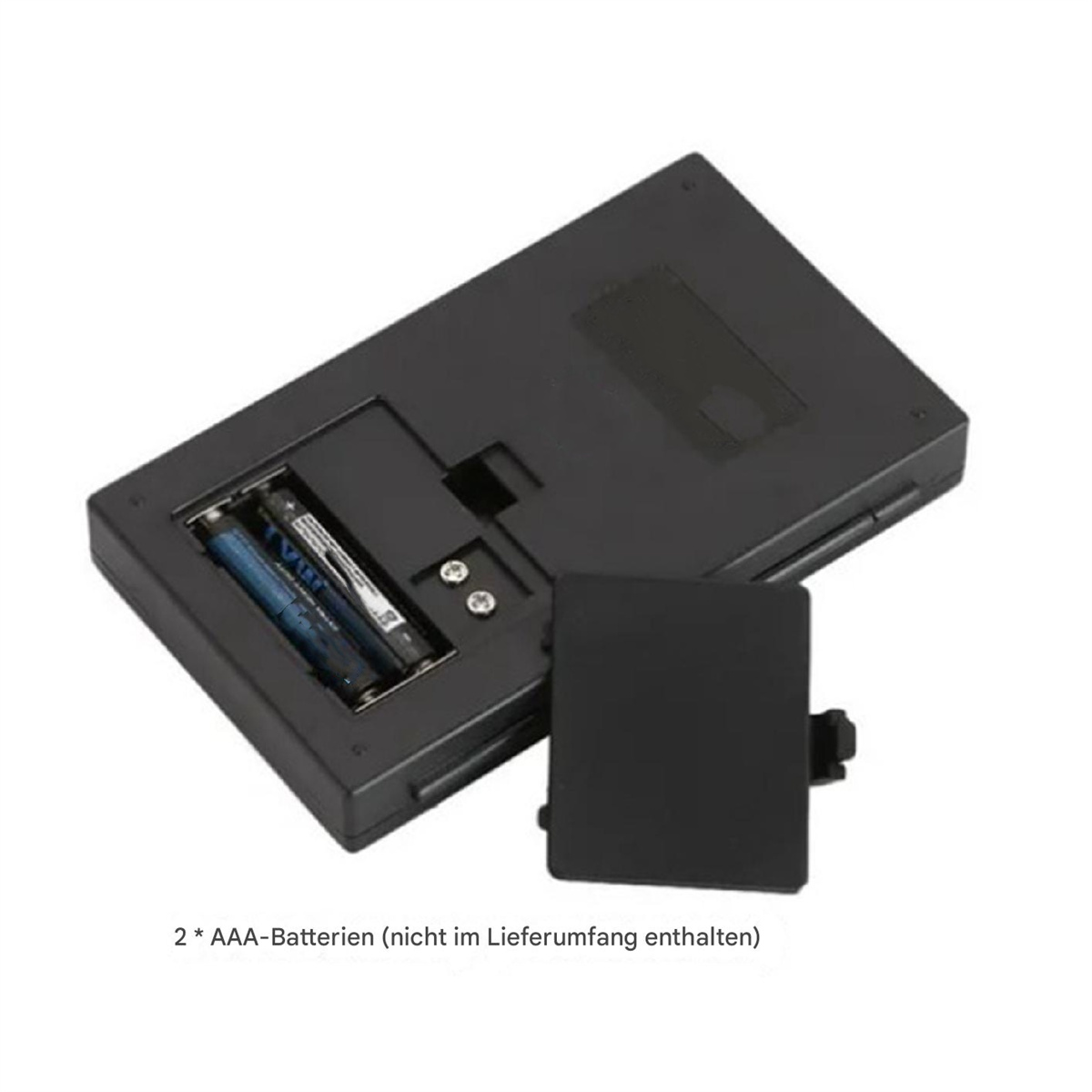 Schwarzes Gerät mit Batterien, offenes Batteriefach. Isoliert auf Weiß.