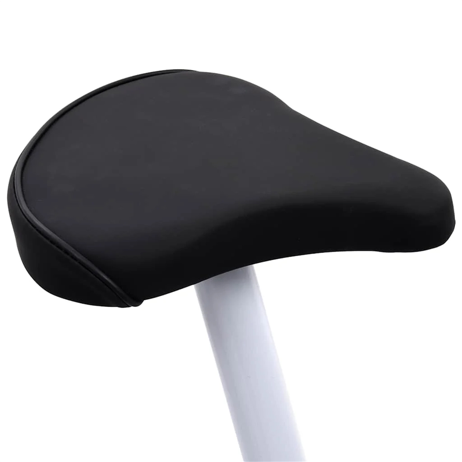 Schwarzer Fahrradsattel auf weißer Stange. Der Sattel ist gebogen und hat einen schwarzen Sitz.