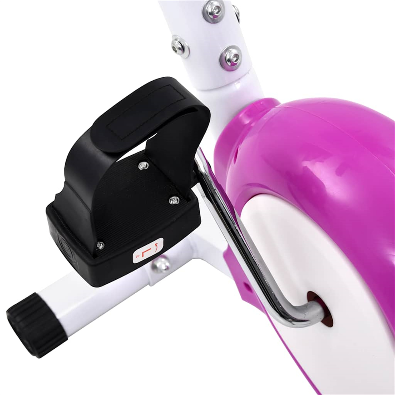 Nahaufnahme eines Pedals und Riemens an einem rosa-weißen Heimtrainer.