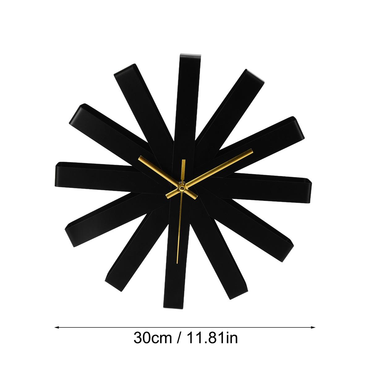 Eine schwarze Uhr mit goldenen Zeigern und schwarzen, gebogenen Speichen. Die Uhr befindet sich auf weißem Hintergrund.