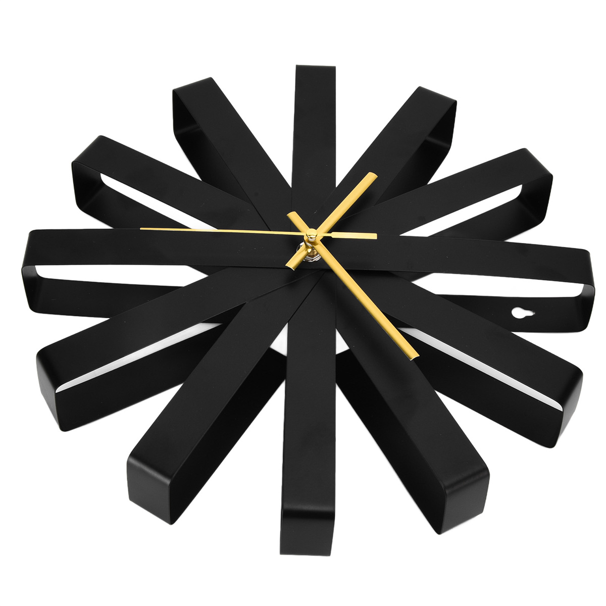 Eine schwarze Stern-Uhr mit goldenen Zeigern auf weißem Hintergrund.