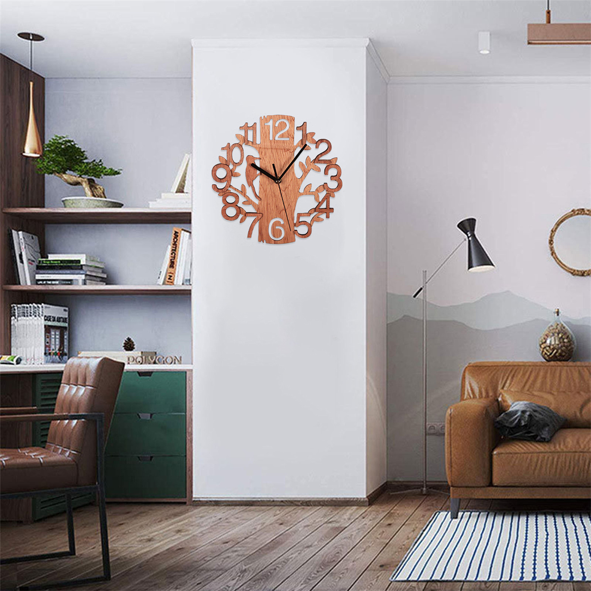 Eine baumförmige Holzuhr an einer weißen Wand in einem Wohnzimmer.