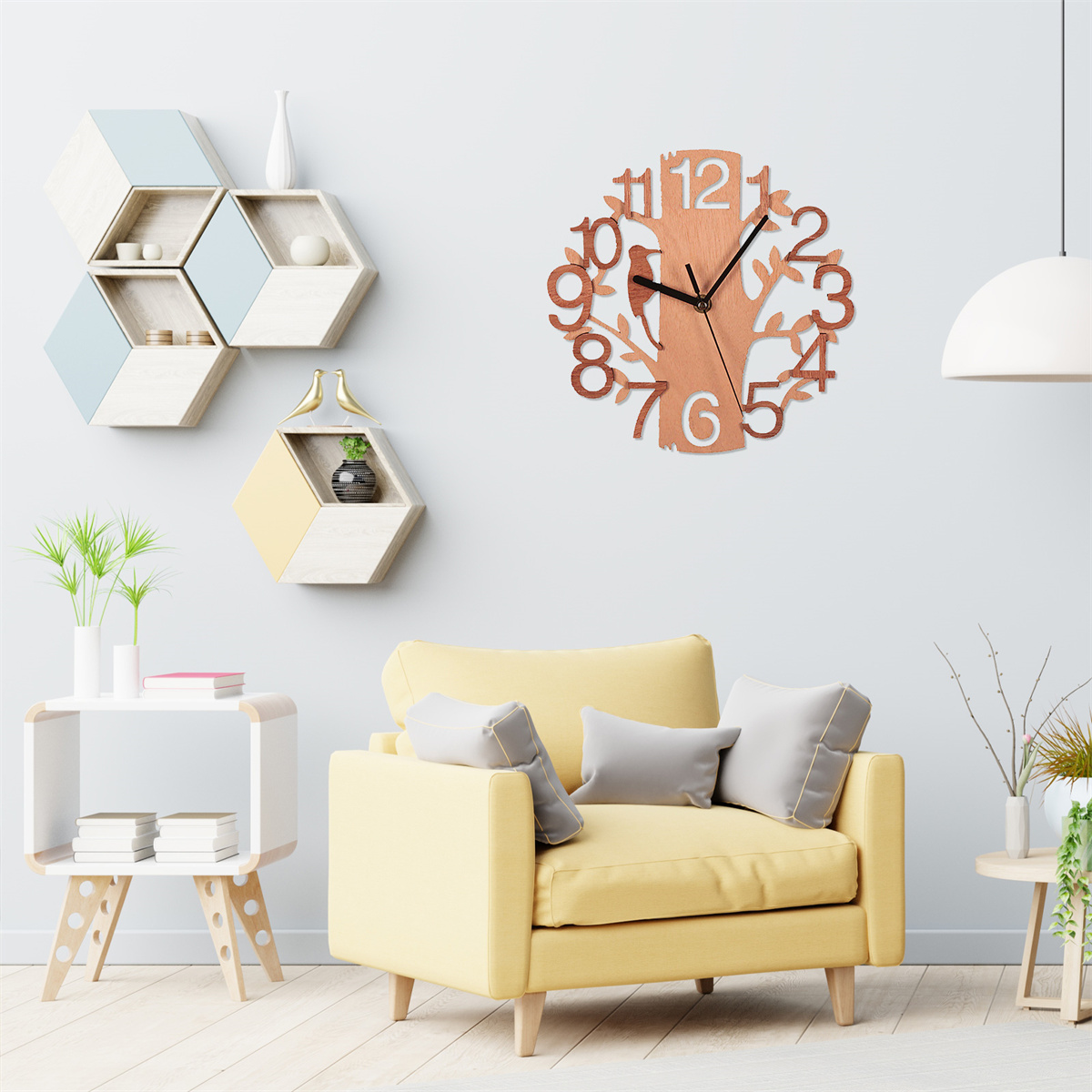 Holzbaum-Uhr an der Wand. Gelber Sessel, Beistelltisch mit Pflanze und Regale.