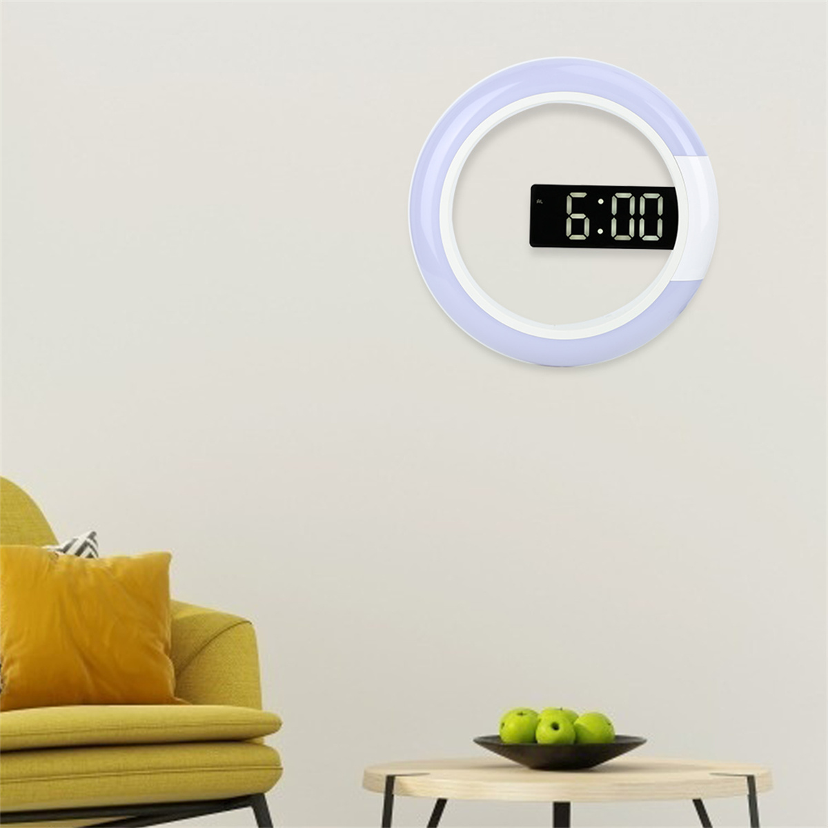 Eine Digitaluhr mit 6:00 an einer weißen Wand, ein gelber Stuhl und ein Tisch mit grünen Äpfeln.